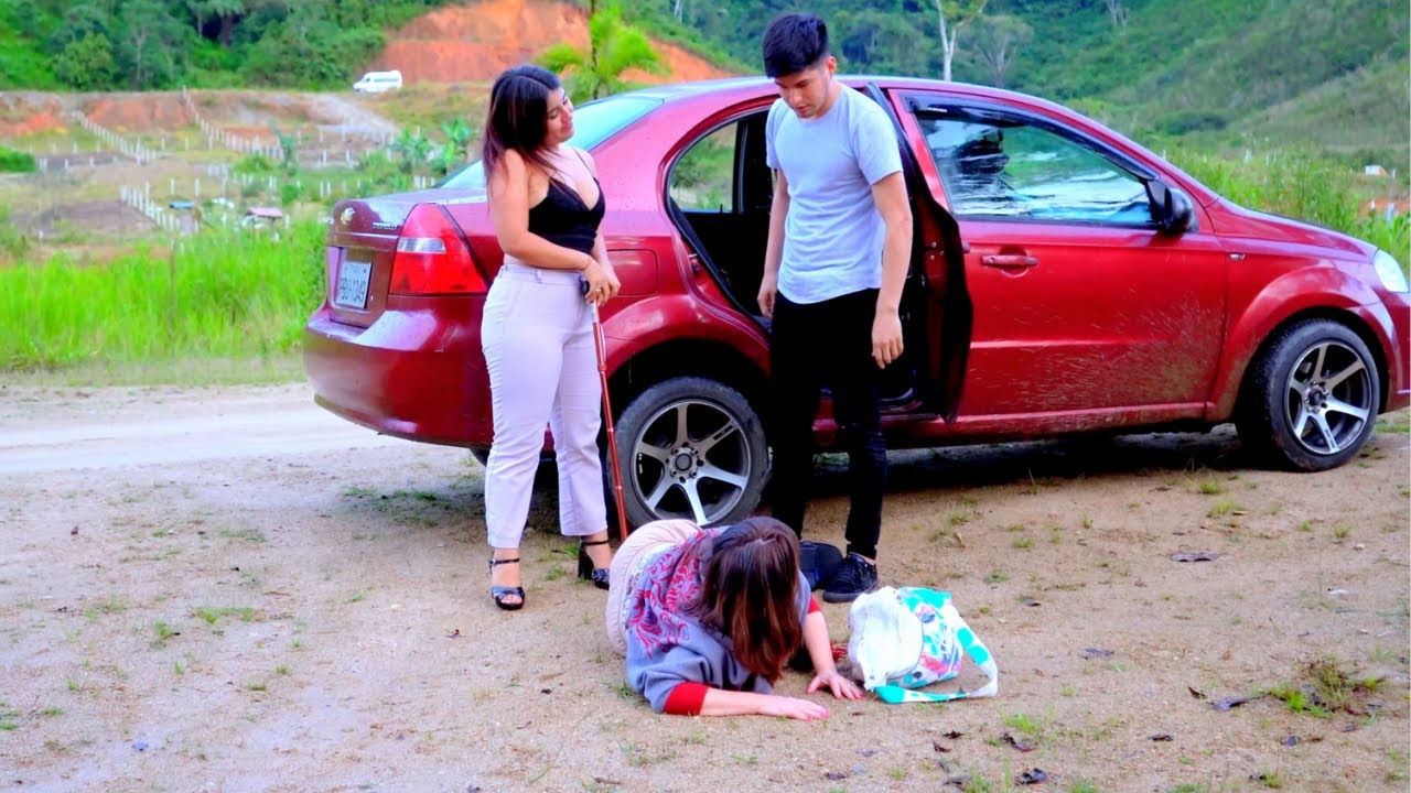 Su madre no podía caminar, y sus hijos le abandonaron sola a su suerte