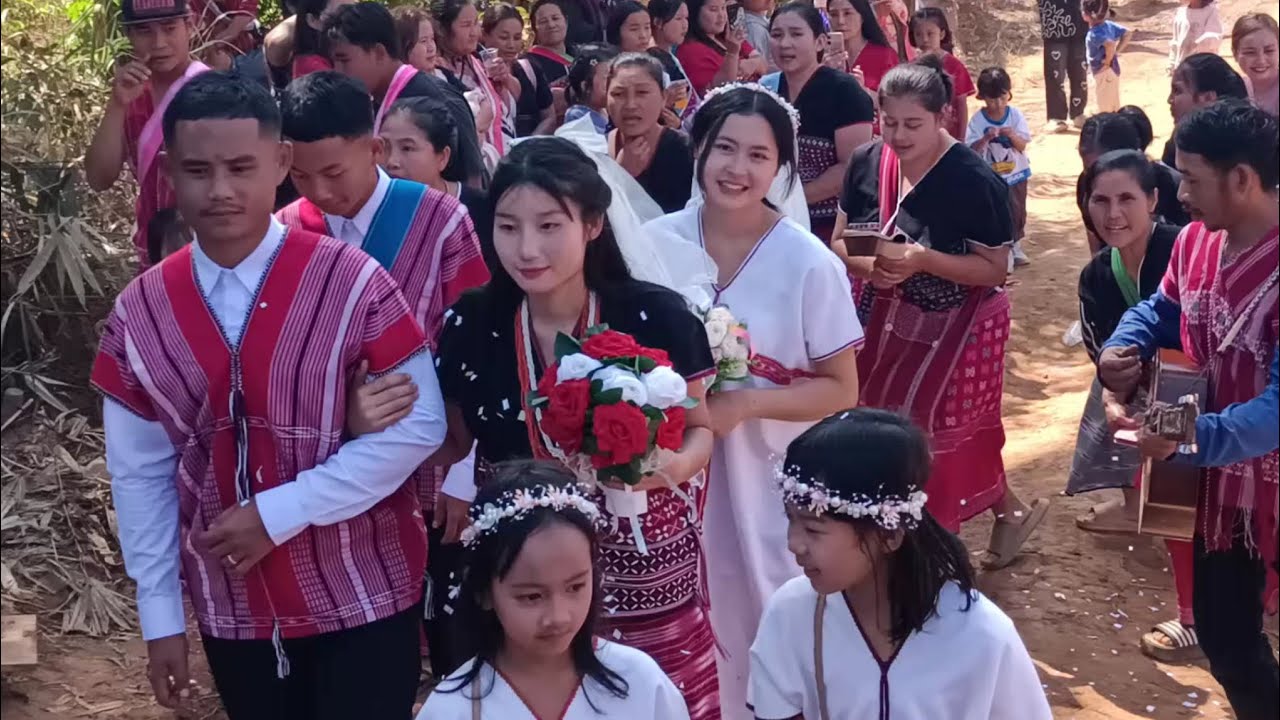 The Karen wedding in the mountains is very beautiful.