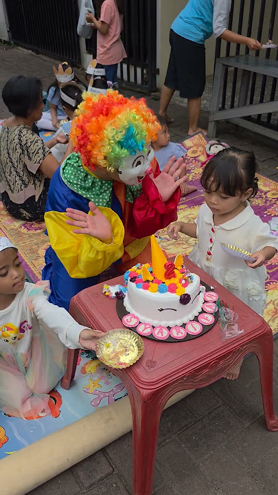 Badut Potong Kue Ulang Tahun