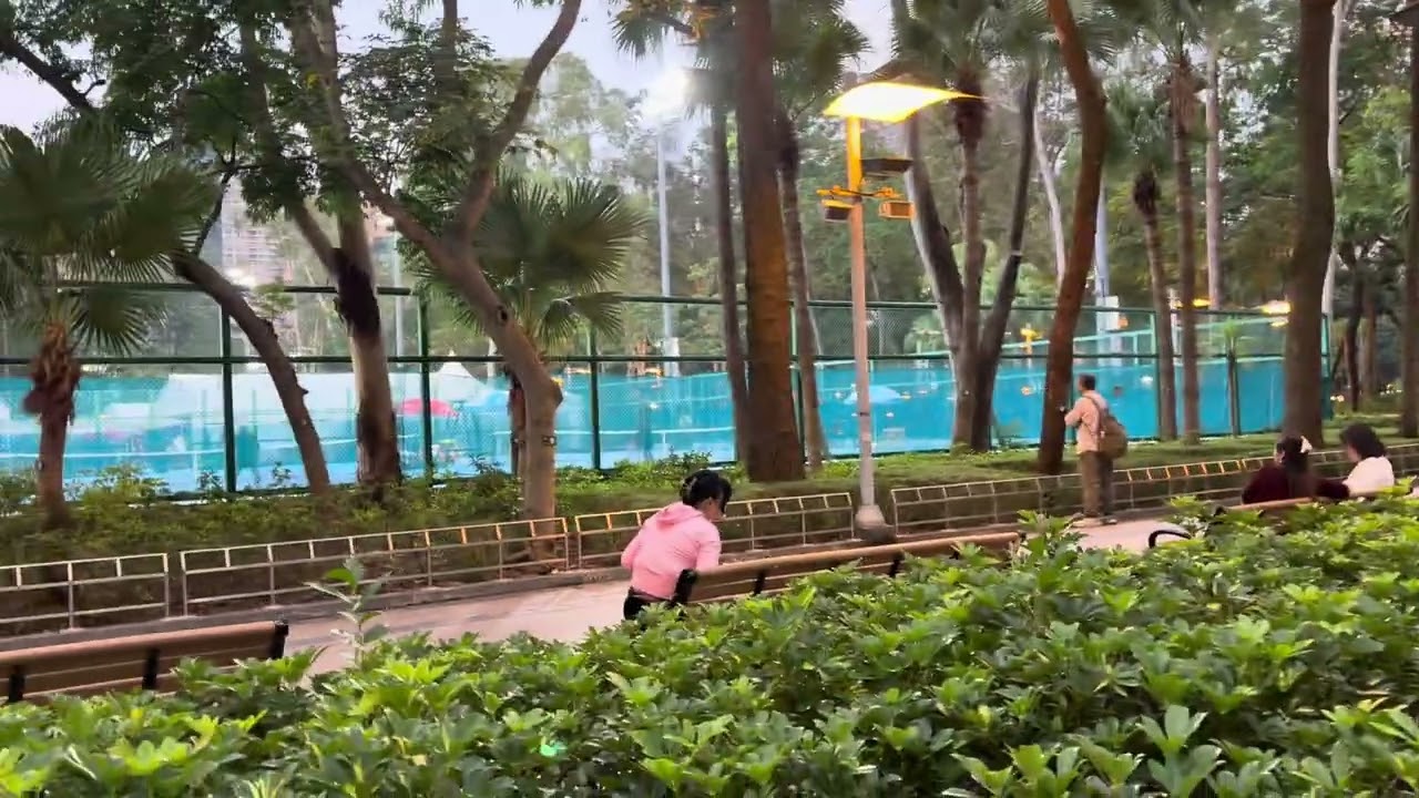 Hong Kong ke parkon me acupressure ke liye har jagah ye nukile Pathar lage rahte hai