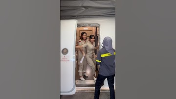 Pramugari Cantik Super Air Jet Buka Pintu Pesawat Saat Tiba di Bandara Soekarno-Hatta Jakarta