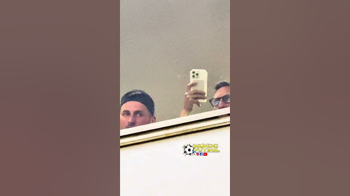 Santiago Giménez viendo la final de Cruz Azul