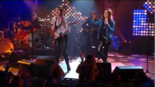 Train & Martina McBride perform ''A Broken Wing'' on CMT Crossroads chords