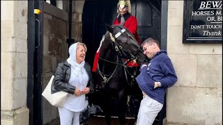 SHOCKING,SUPER NIPPY horse destroyed all IDIOT tourists at the horse GUARDS