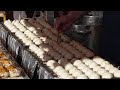 白くてまん丸のたこ焼き　お正月の風物詩　お寺の境内にあるたこ焼き屋台 / White and round Takoyaki. Takoyaki stalls on the temple.
