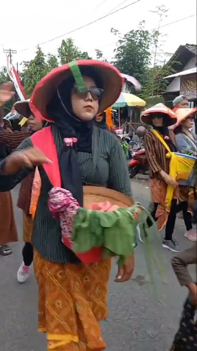 karnaval tema ibu ibu petani pakai kebaya lurik jadul #shorts #kostumkarnaval #pawai #petani #viral