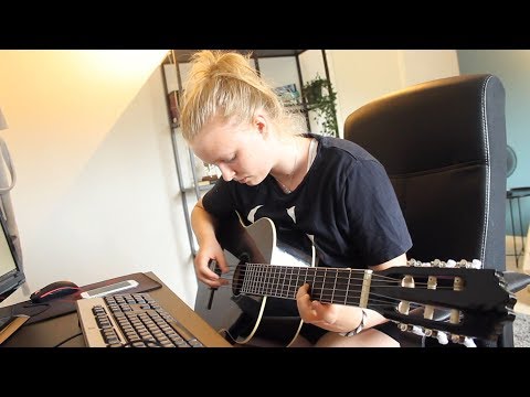 Video: Hur Man Lär Sig Spela Gitarr På En Månad