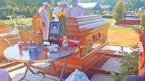 “The funeral of Mrs. Lê Thị Lai.”Tang lễ bà Lê Thị lai gia đình đưa tiễn tại hoa viên BD.