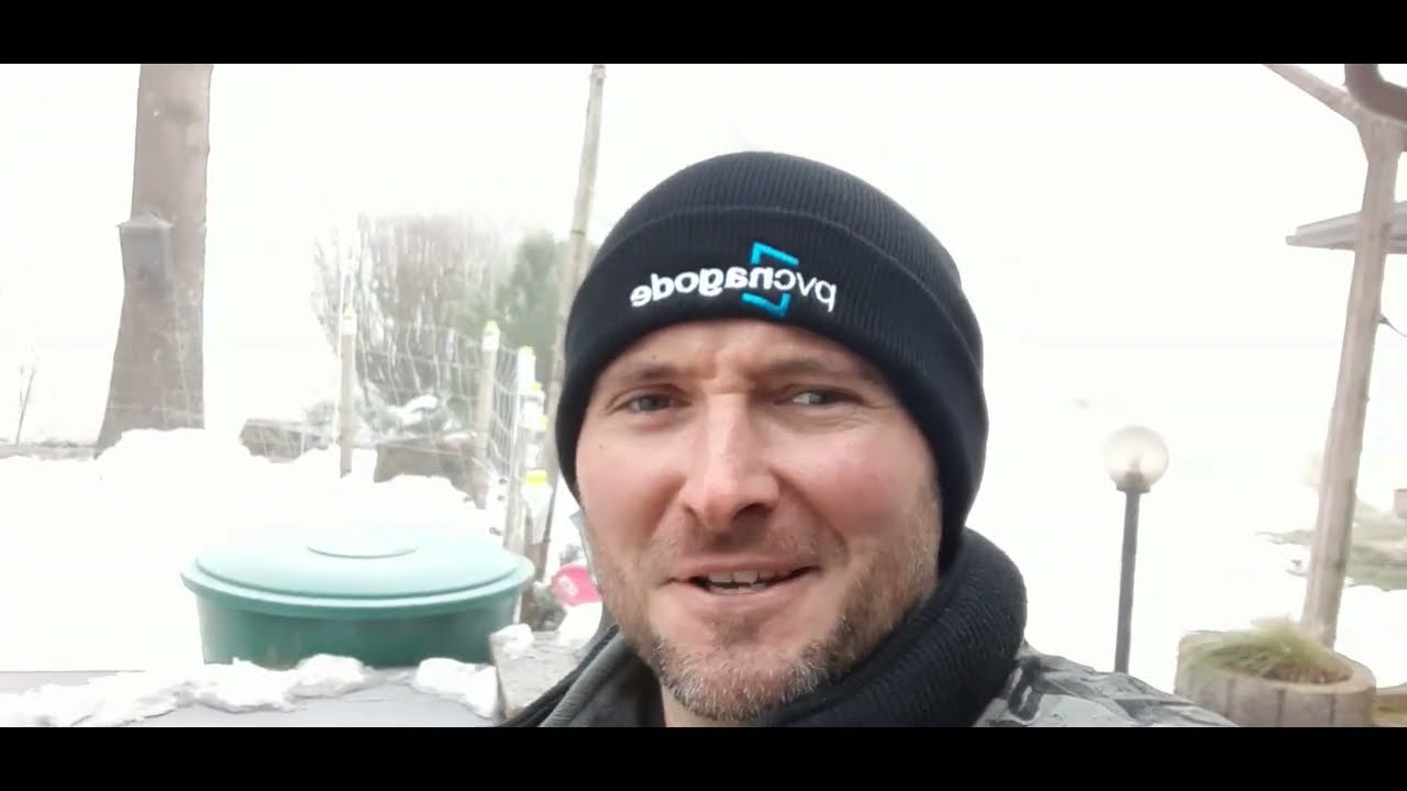 Zimsko čiščenje kokošnjaka in sankanje   Winter chicken coop cleaning and sledding