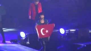 SUPER JUNIOR DONGHAE TÜRK BAYRAĞINI ÖPÜYOR! / Music Bank in İstanbul / 130907