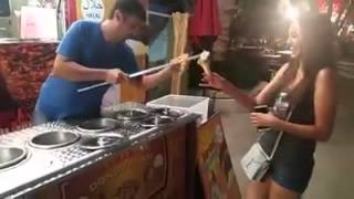 Hünerli Dondurmacı Turistlere Ülkemize Tanıtıyor