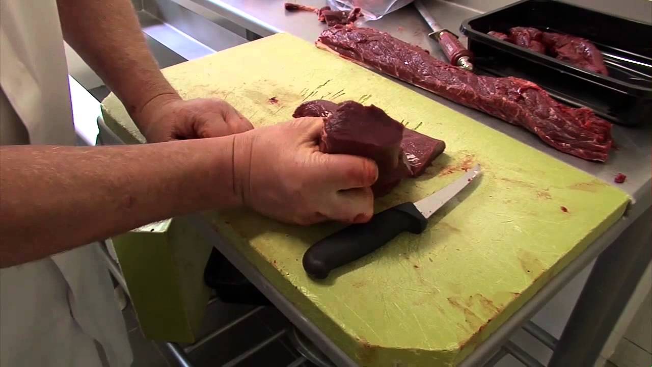 Een hele ree wordt verdeeld in biefstuk, rugfilet, hachee-vl