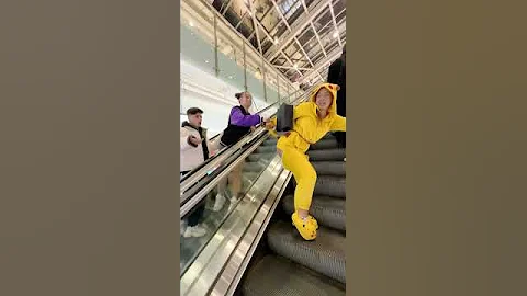 They should have smiled because it's a PRANK, bro😎Right? LA ELVÍRA #kawaii #shorts