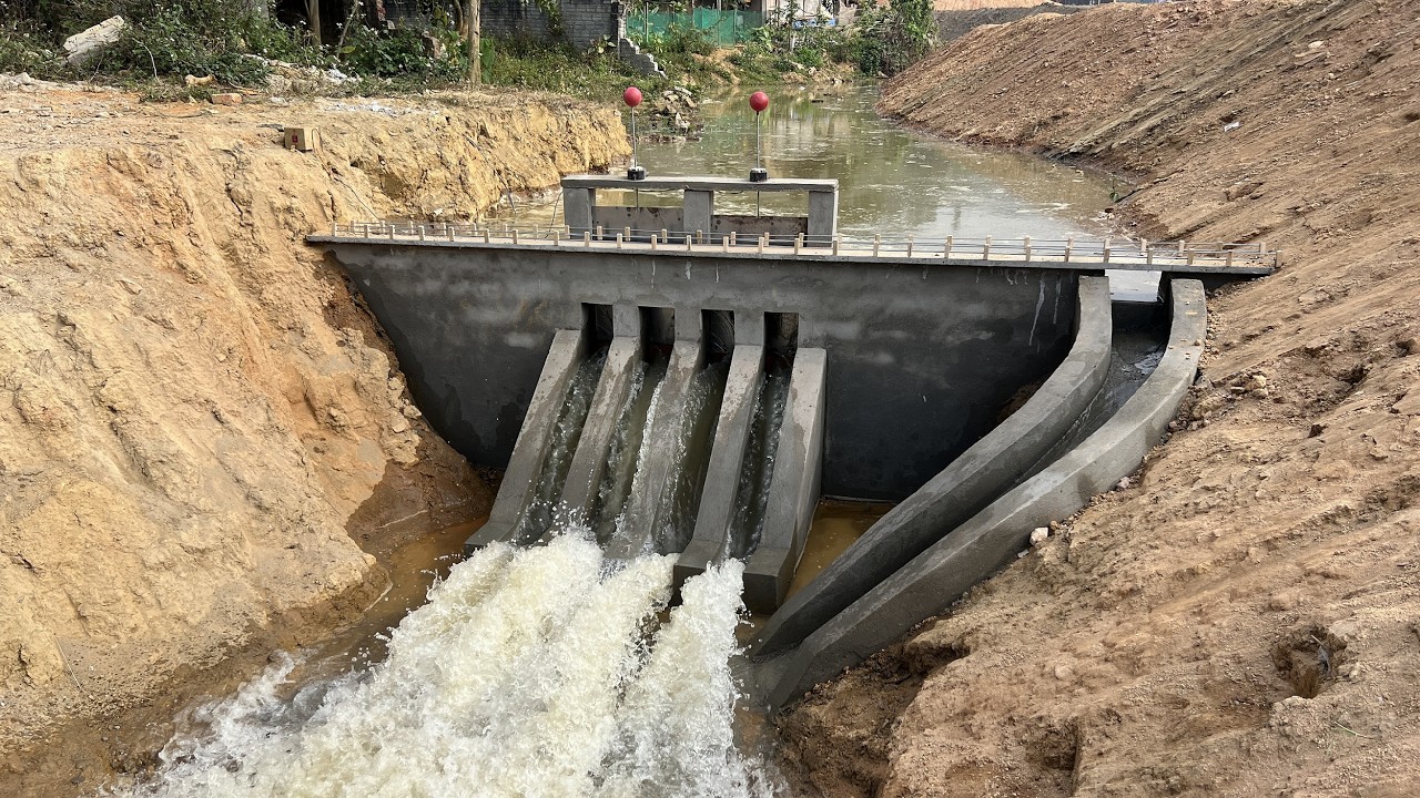 Construction of a powerful 4 gate discharge dam