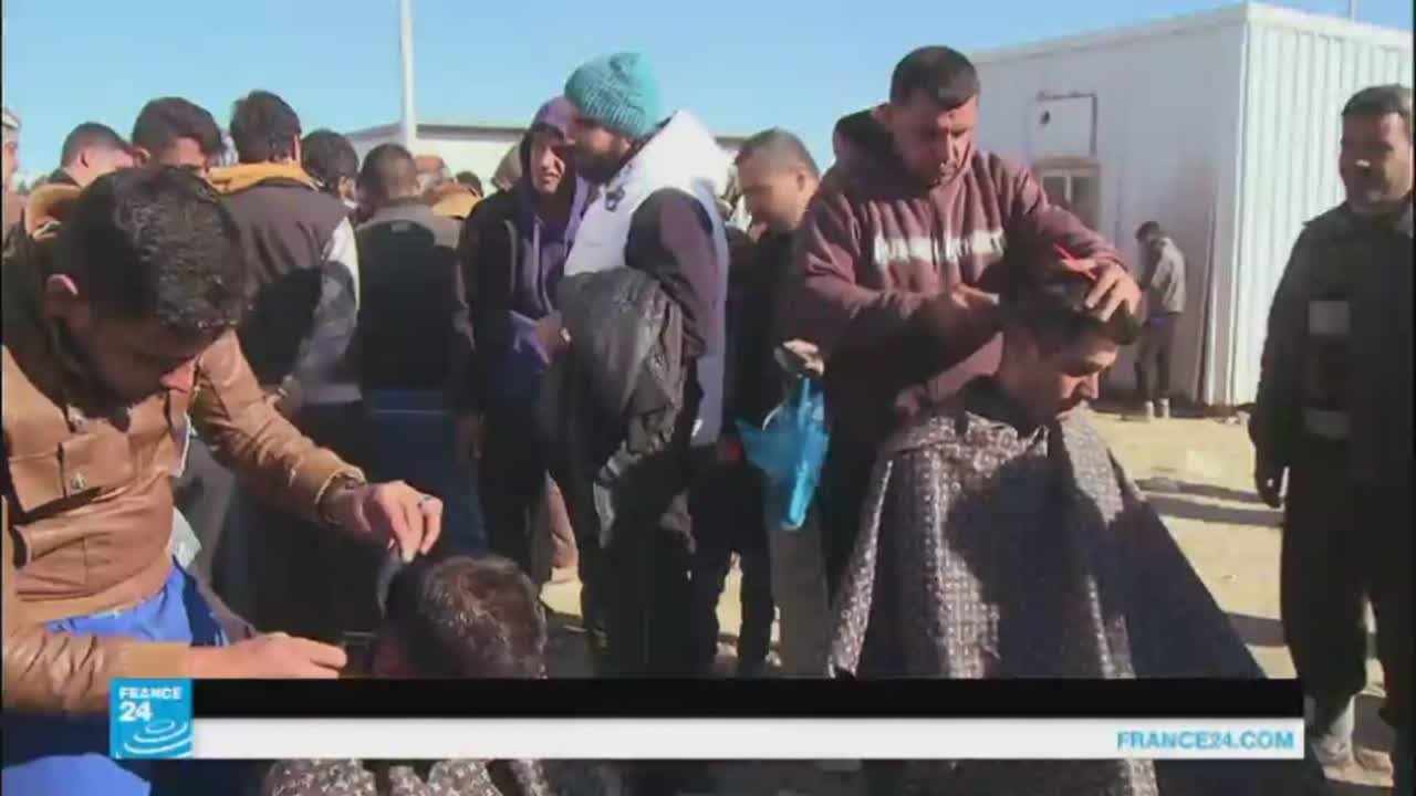 نازحون عراقيون ينشؤون صالونا للحلاقة وسط مخيم الخازر