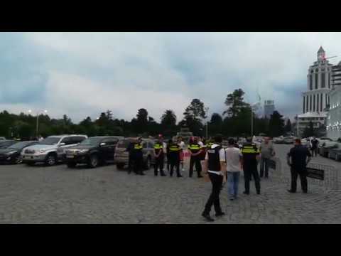 ბათუმში საქართველოს პრემიერ მინისტრს საპროტესტო აქციით დახვდნენ