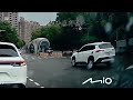 台中毒駕廂型車自撞優化公車專用道玉門站站體。