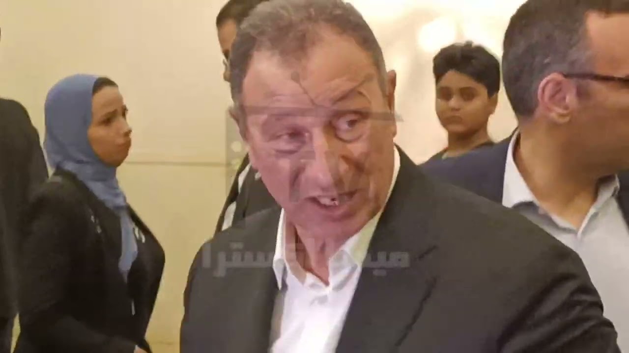 لحظة وصول أحمد حسام ميدو عزاء شقيقة محمود الخطيب بمسجد المشير ويسلم على مجلس الأهلى