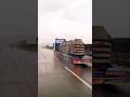Was transportiert dieser LKW da eigentlich? 🤔🚚 #shorts #lkw / Heavy hauling in the pouring rain! 🌧️🔥