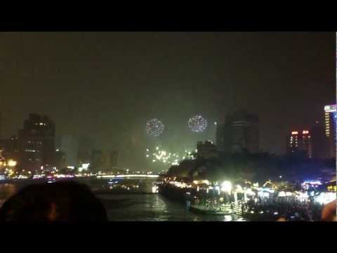 元宵節愛河燈會晚間7點第一場煙火秀
