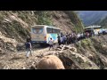 Choferes y pasajeros arriesgan sus vidas habilitando vías en Nor Yungas