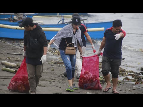 Peringati HPSN 2024, Alfamidi kerjasama AJI Manado melakukan bersih-bersih pantai di Manado.