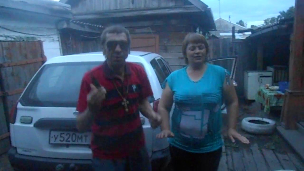 Японка возле машины