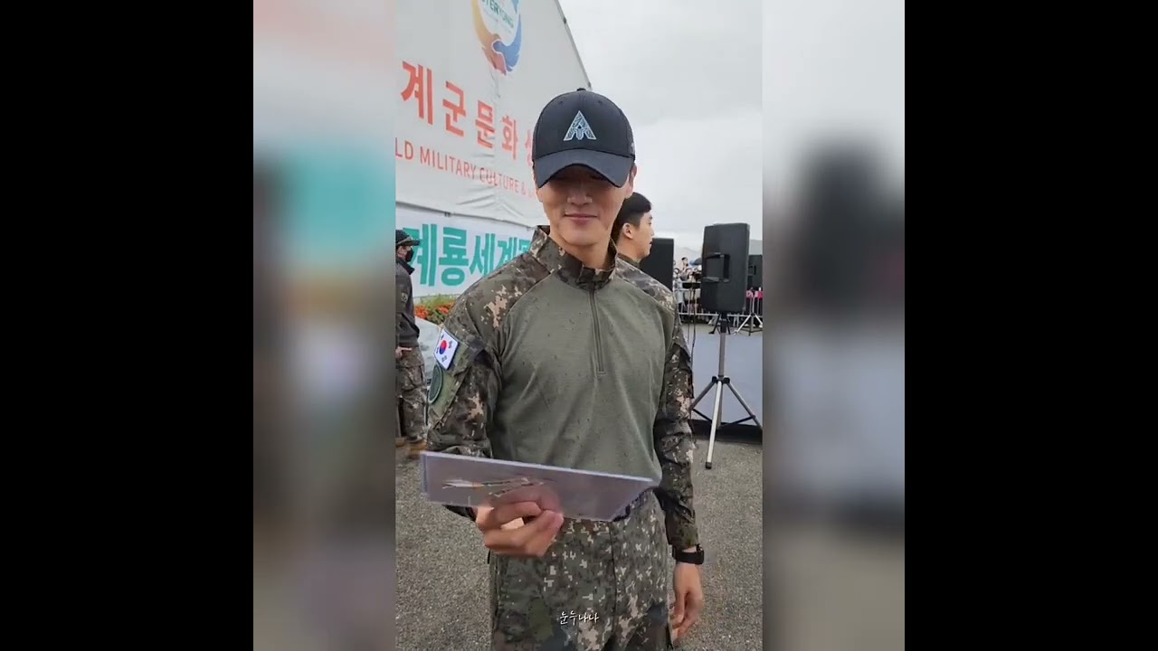 (SF9) Youngbin smiling at group photo fan dropped accidentally