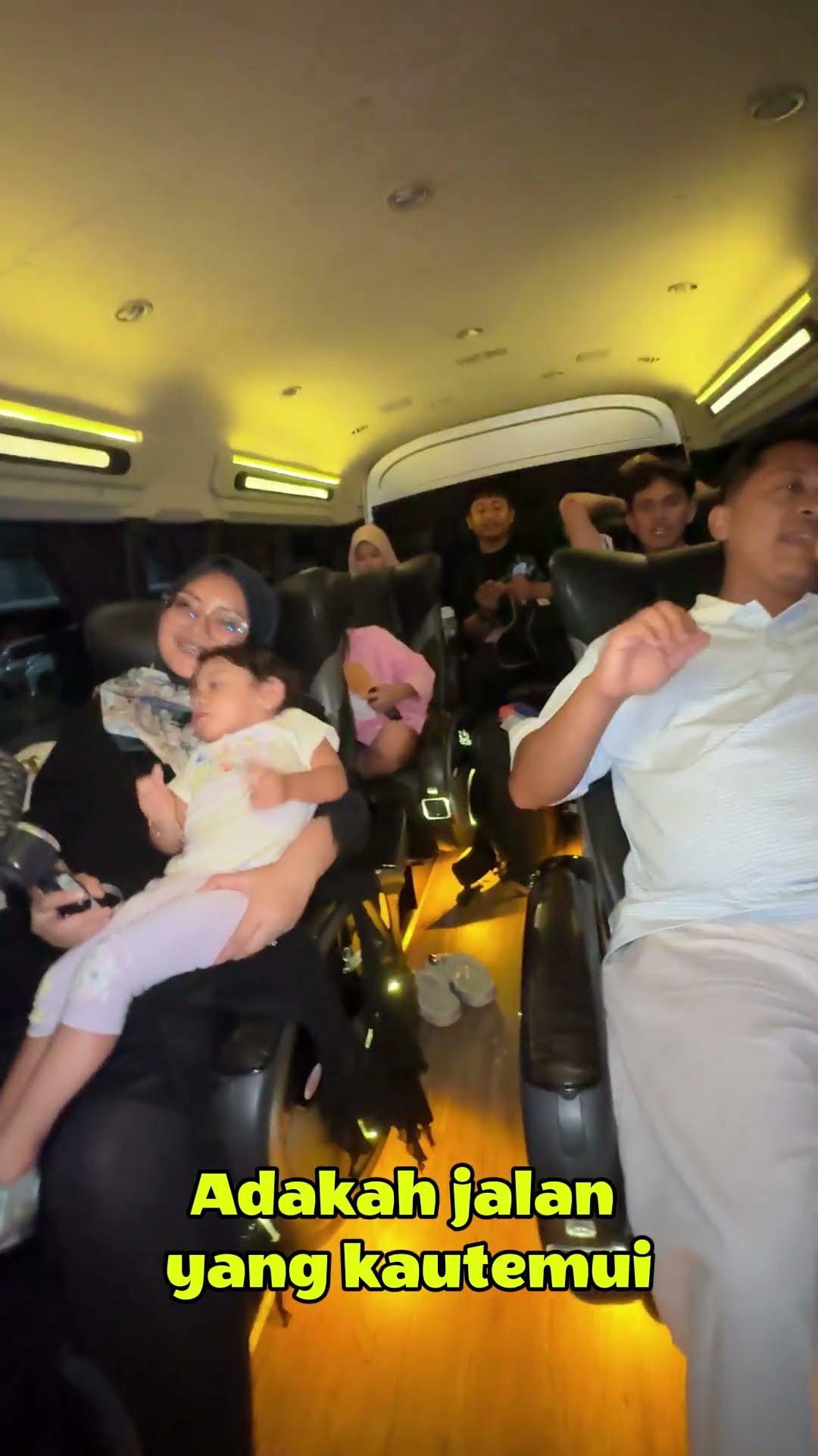 SERU BANGET ? LEIKA DAN TIM KARAOKE DI MOBIL #leika #shorts  #viralvideo