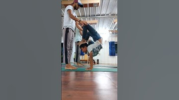 “Handstand Balance Made EASY! 🤸 Beginner’s Secret Trick”🔥 #HandstandForBeginners #HandstandTutorial