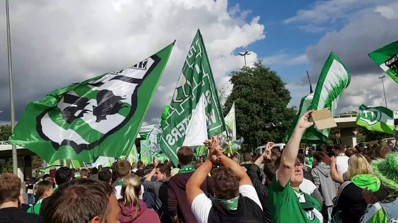 VfL Wolfsburg Fanmarsch + Choreo! 20 Jahre erste Liga!|| 02.10.2016