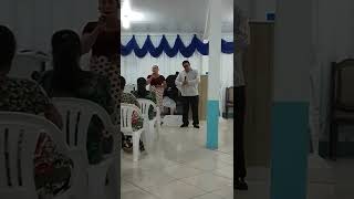 Pai Mãe cantando na igreja Brilho celeste