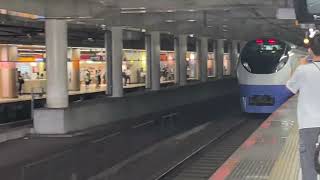 E657系K1編成（フレッシュひたちリバイバル・青色）が特急ときわ68号品川行きとして北千住駅3番線を高速通過するシーン　2025年7月12日午後13時59分撮影