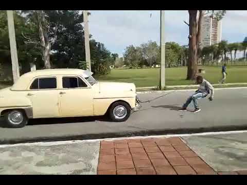 Mira el video del Hércules cubano: mueve carros con sus dientes