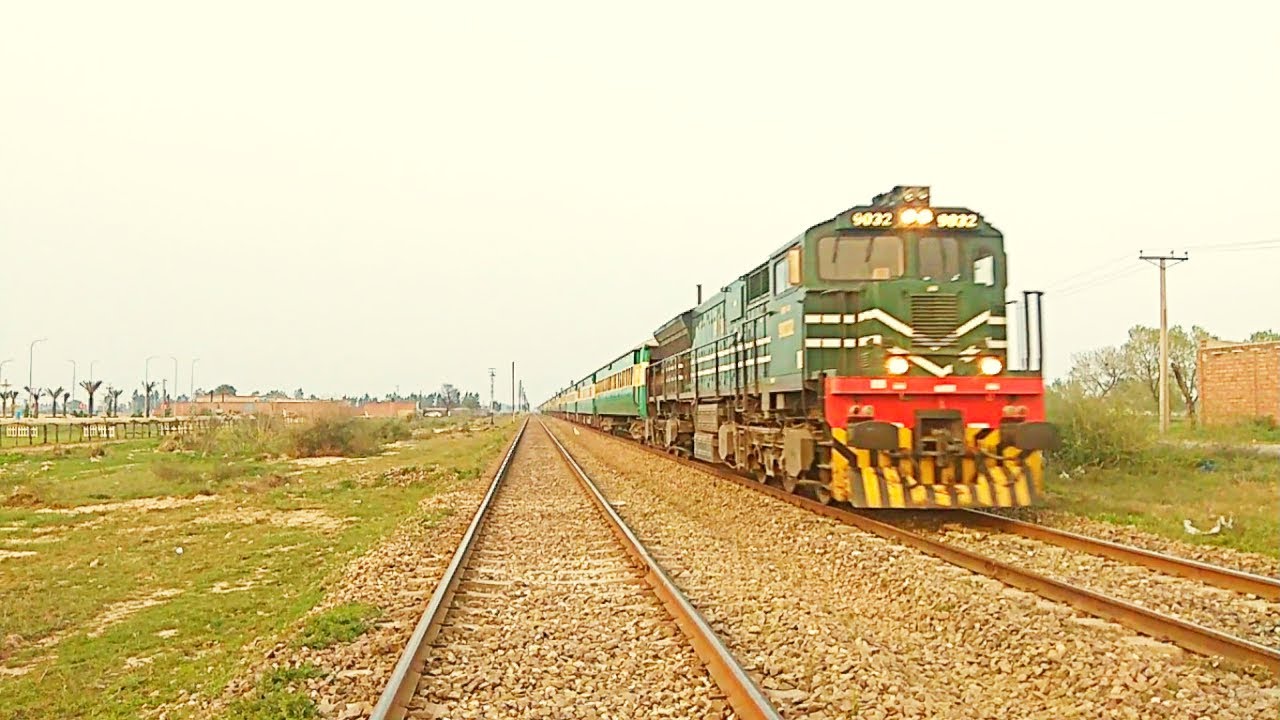 Karachi Express And Multan Express Arriving At Raiwind Junction || Pakistan Railways