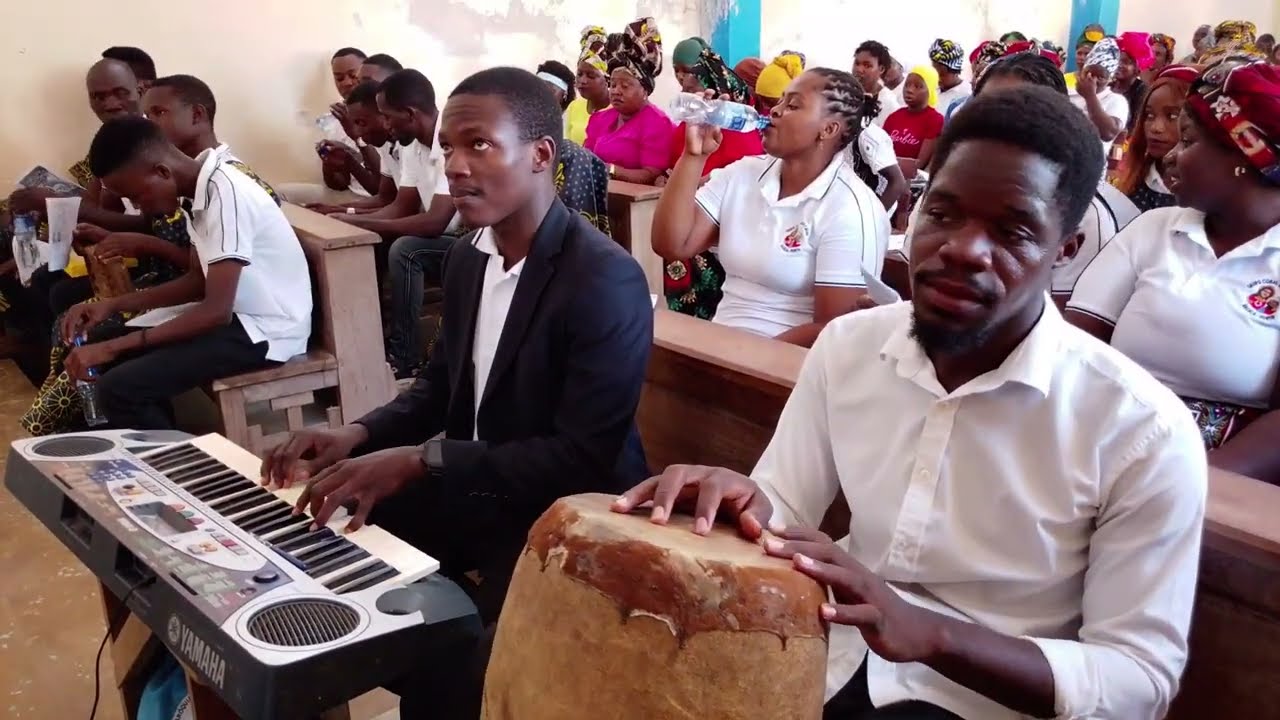 Napwia´aka eee, muluku aka eee, kinowakhelani m’Okaristiya - Comunhão.