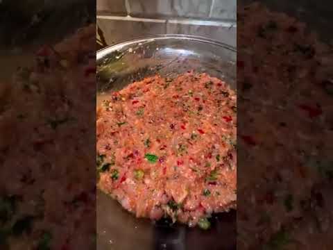 كباب الدجاج الطريقة 2 بصل 1 فلفل حلو الكزبرة الطازجة 1 ملعقة كبيرة معجون ثوم 1 ملعقة كبيرة م