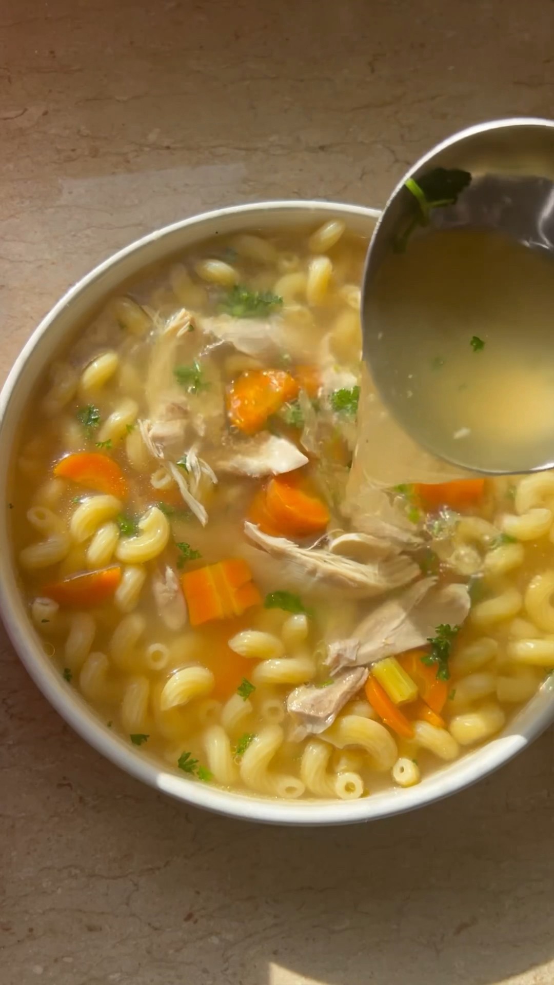 HÜHNERSUPPE 🍲 Die Geheimwaffe bei Erkältung - YouTube