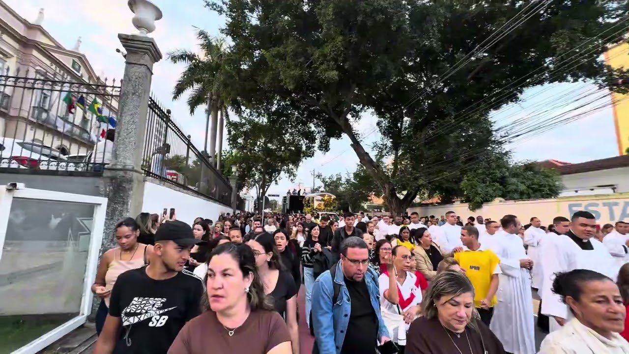 Corpus Christi reúne milhares de pessoas pelas ruas do Centro de Campos