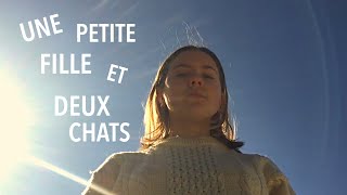 Une petite fille et deux chats