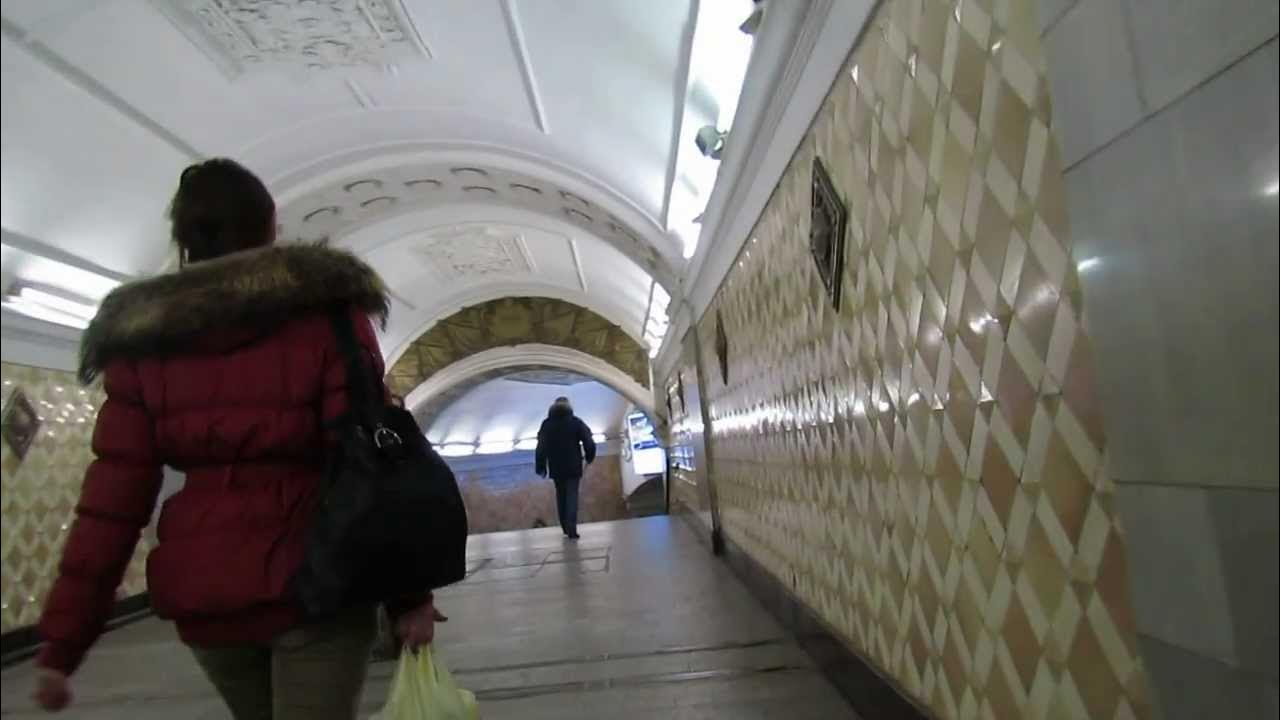 Переход с охотного на театральную. Переход в метро. Станция Театральная Москва переход на площадь революции. Площадь революции метро. Метро Театральная переход.