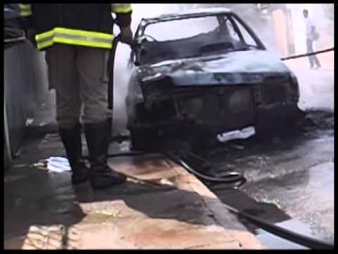 Chamas destruíram totalmente o carro que estava estacionado na viela em Três Lagoas