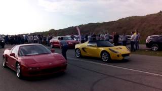 Acura NSX vs Lotus Elise drag 1991 Acura Nsx Vs 2006 Lotus Elise Head To Head Review