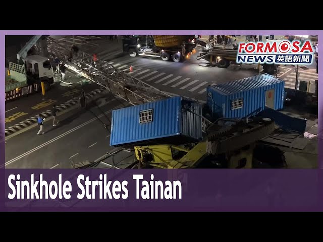 Giant sinkhole swallows truck in Tainan, no injuries reported｜Taiwan News