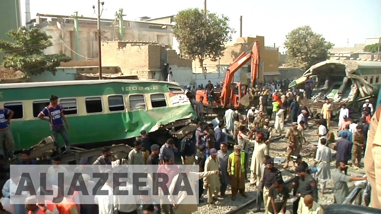 مقتل العشرات في حادث تصادم قطارين في باكستان