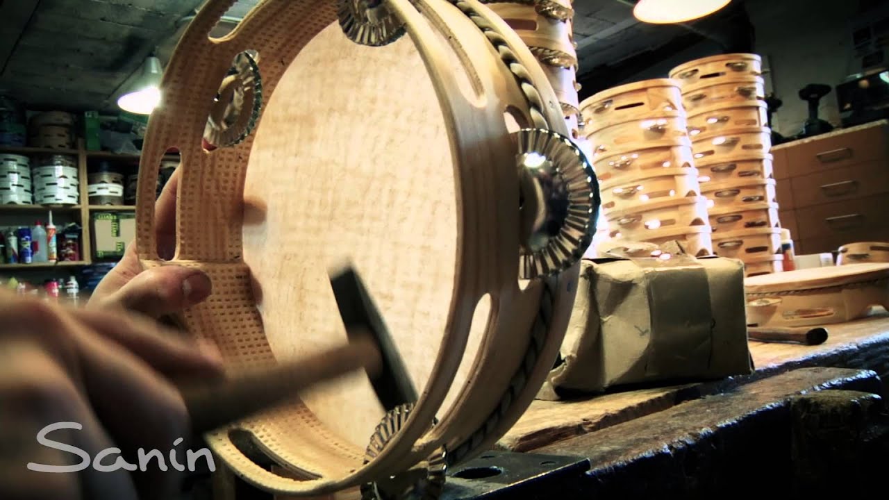 Poñendo o parche a unha pandeireta tradicional (HD)