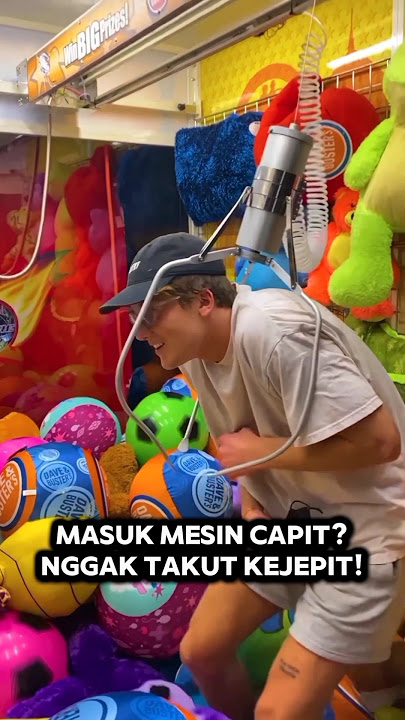 PRIA INI NEKAT MASUK MESIN CAPIT UNTUK DAPATKAN BONEKA #shorts #short #shortsviral