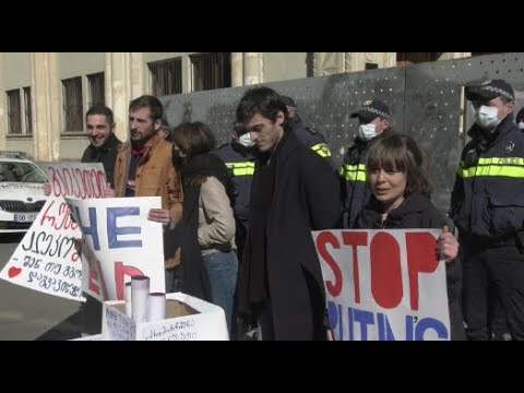 „სისტემა ყარს“, „სისემა უნდა დაინგრეს “ - ხმაური პარლამენტთან - პროტესტი ახალი მთავრობის დამტკიცებას