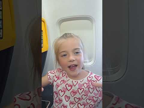 Singing and dancing 💃 🎶 😍 Cute girl