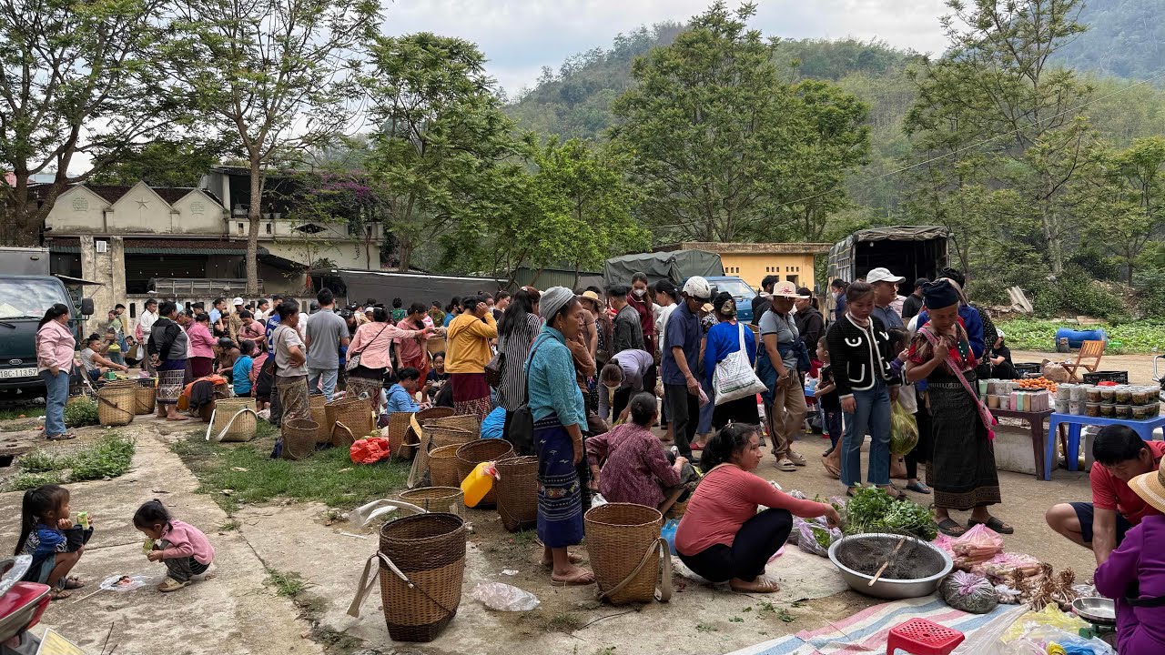 Chợ Phiên Cổ Kính Nhất Tây Bắc Bán Rất Nhiều Hàng Nóng